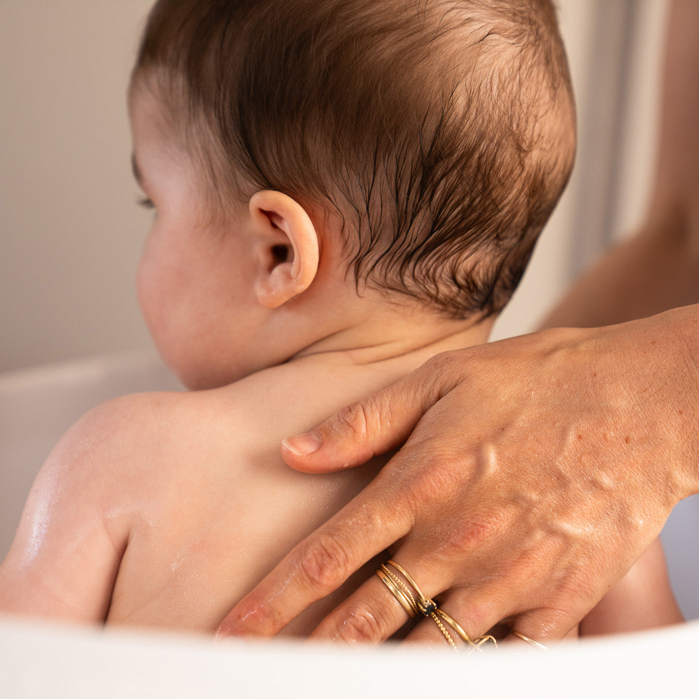 Baby’s eerste verzorging: wat heb je écht nodig (en wat niet?)